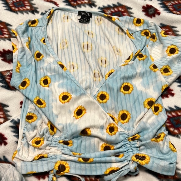 Rue21 crop top medium sunflowers - Picture 1 of 1